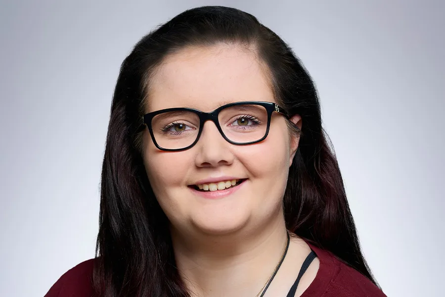 Portrait Mitarbeiterin Zahnarztpraxis Mayer