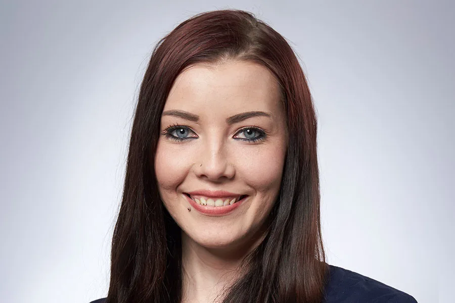Portrait einer Mitarbeiterin der Zahnarztpraxis Dr. Bleisteiner