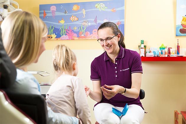 Kinderzahnärztin im Gespräch mit Kindern