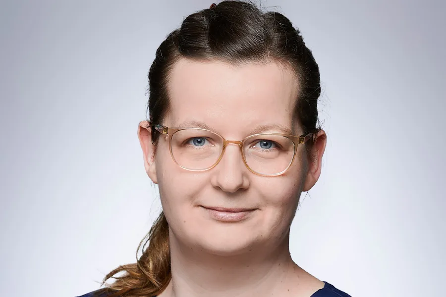 Portrait einer Mitarbeiterin der Zahnarztpraxis Dr. Bleisteiner