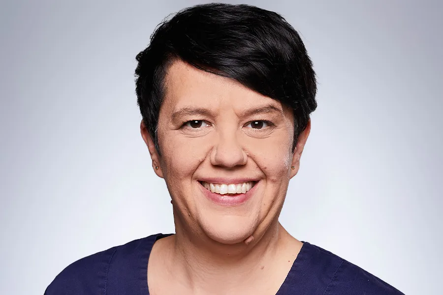 Portrait einer Mitarbeiterin der Zahnarztpraxis Dr. Bleisteiner