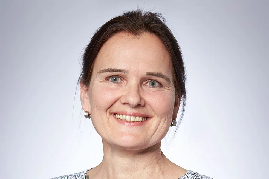 Portrait Mitarbeiterin Zahnarztpraxis Mayer