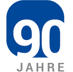 Logo mit weißer Zahl 90 auf blauem Hintergrund und grauem Text JAHRE darunter.