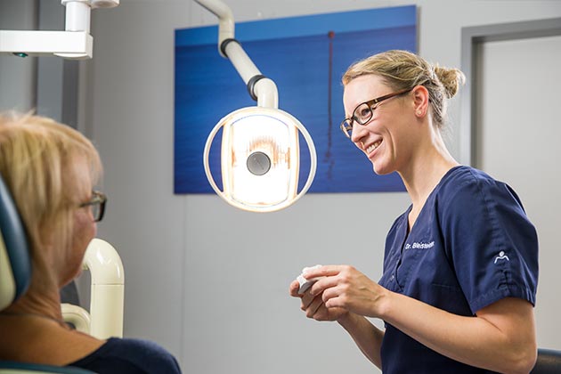 Patientin bei zahnärztlicher Behandlung