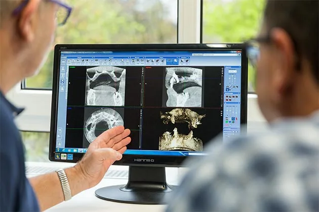 Zahnarzt Dr. Mayer im Patientengespräch