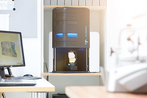Keramikimplantat in einem Laborgerät